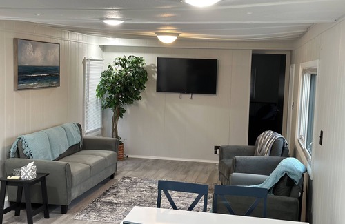 Port Clinton House | Cozy Mobile Home