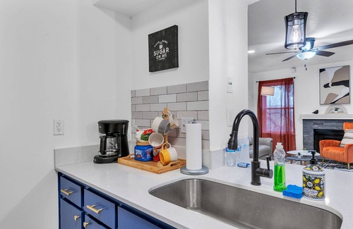 East Riverside - Oltorf Condo | Cozy Modern 2BR Retreat ATX Downtown, Mins away to Prime Locations Airport
