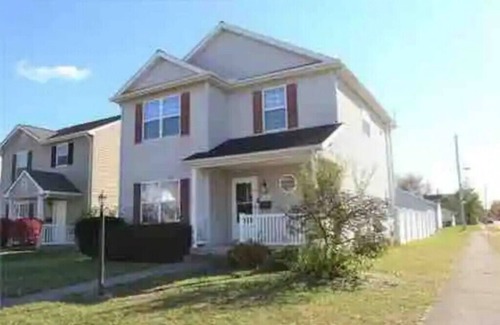 Dayton House | Cozy, Modern 3-Bedroom Close to Downtown