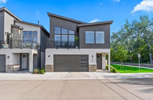 Collister House | Cozy Modern 3BR Farmhouse with Scenic Golf Views