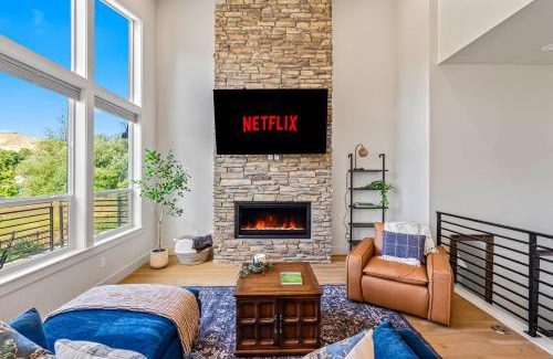Collister House | Cozy Modern 3BR Farmhouse with Scenic Golf Views