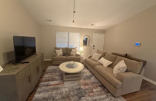 Jeffersonville - Clarksville House | Cozy, Modern 3BR Mins to Louisville WiFi AC