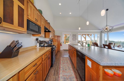 Red Lodge Cabin | Cozy modern cabin with amazing views, hot tub, firepit, and more! 5 min to town