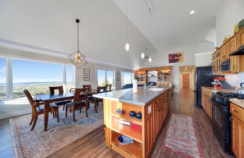 Red Lodge Cabin | Cozy modern cabin with amazing views, hot tub, firepit, and more! 5 min to town
