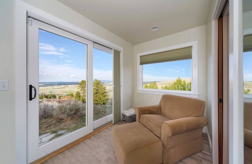 Red Lodge Cabin | Cozy modern cabin with amazing views, hot tub, firepit, and more! 5 min to town