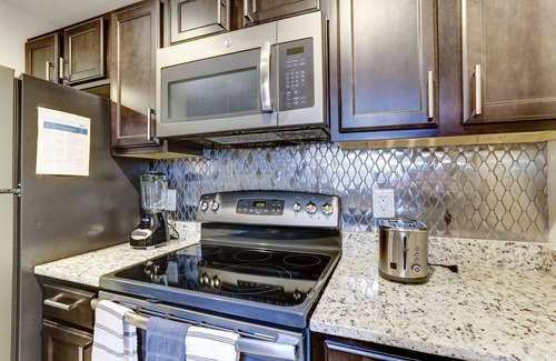 Southeast Apartment | Cozy Modern Capitol Hill apartment, 2 blocks to Metro, Walk to Attractions