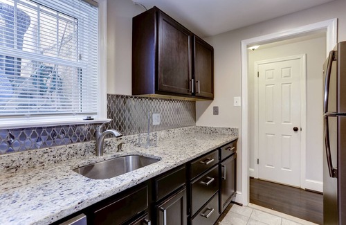 Southeast Apartment | Cozy Modern Capitol Hill apartment, 2 blocks to Metro, Walk to Attractions
