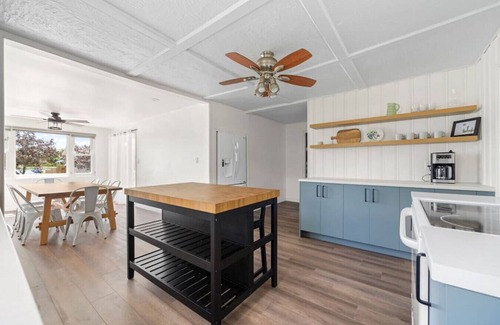 Wellington House | Cozy Modern Cottage in Wellington