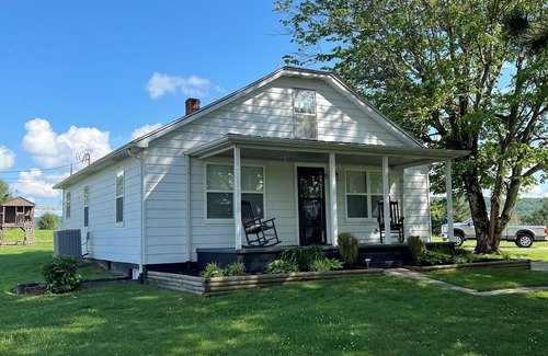 Sloans Valley House | Cozy modern farmhouse w/garage- Only 5 miles to Lake Cumberland!