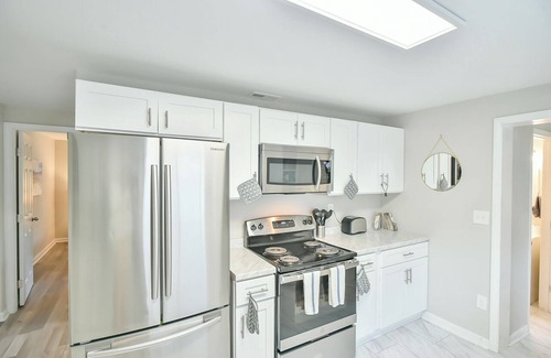 Greensboro House | Cozy & Modern - Fire Pit Grill - Pet friendly