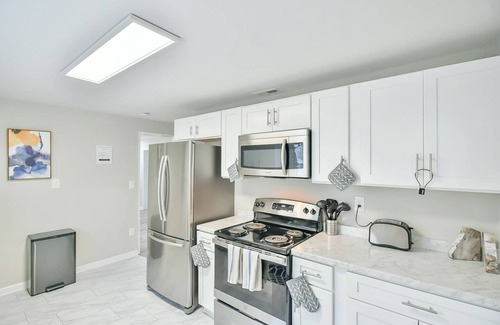 Greensboro House | Cozy & Modern - Fire Pit Grill - Pet friendly