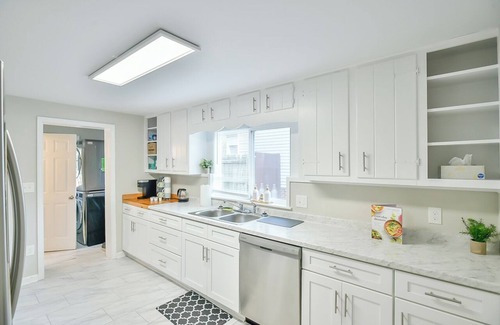 Greensboro House | Cozy & Modern - Fire Pit Grill - Pet friendly