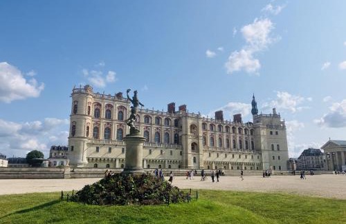 Saint-Germain-en-Laye Apartment | Cozy & Modern apartment l RER 20min to Paris Center