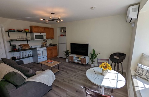 West Hills House | Cozy/Modern Guest Suite + Private Backyard in LA