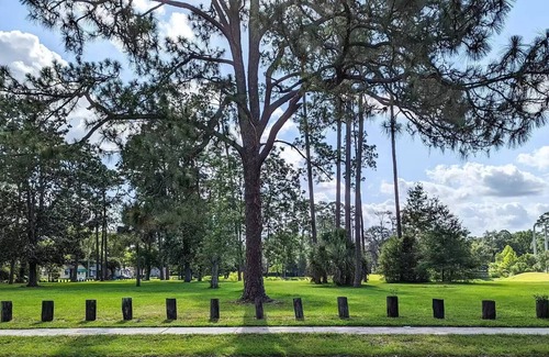 Murray Hill House | ☆Cozy modern home☆- 3BR - free WiFi - free parking - next to park w/ pond