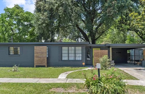 Murray Hill House | ☆Cozy modern home☆- 3BR - free WiFi - free parking - next to park w/ pond