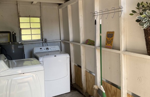 Murray Hill House | ☆Cozy modern home☆- 3BR - free WiFi - free parking - next to park w/ pond