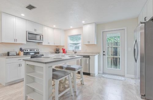 Carlton Stewart Gardens House | Cozy Modern Home-Renovated Retreat,Prime Location