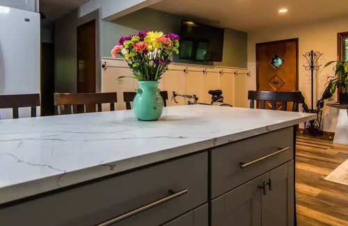 Benton Harbor House | Cozy Modern Home Near Lake Michigan