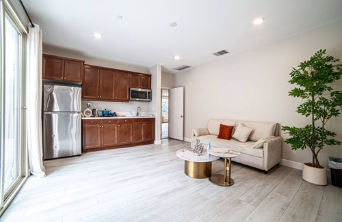 Eastvale House | Cozy Modern House In Eastvale 8 Guests/4B/3.5Ba/Near ONT airport