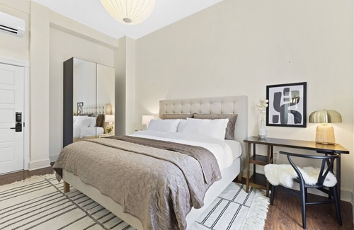 Downtown Baltimore Hotel | Cozy & Modern King Studio in Historic Mt. Vernon
