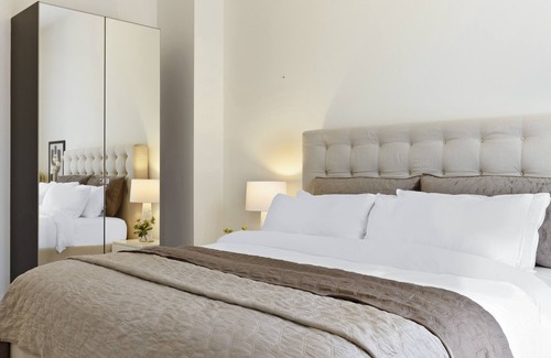 Downtown Baltimore Hotel | Cozy & Modern King Studio in Historic Mt. Vernon
