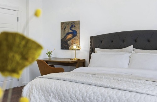 Downtown Baltimore Hotel | Cozy & Modern King Studio in Historic Mt. Vernon