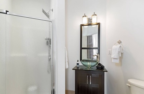 Downtown Baltimore Hotel | Cozy & Modern King Studio in Historic Mt. Vernon