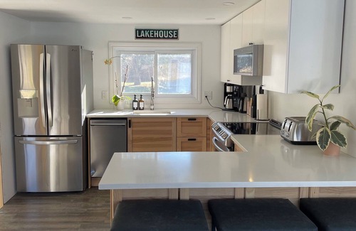 Rideau Lakes House | Cozy Modern Lake House w/Hot Tub! Pet friendly.