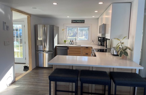Rideau Lakes House | Cozy Modern Lake House w/Hot Tub! Pet friendly.