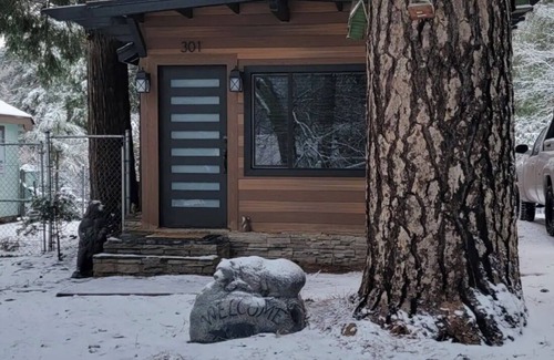 Crestline Cabin | Cozy modern little cabin in Crestline