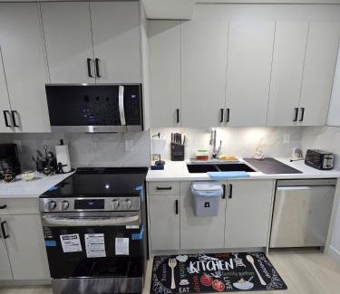 Southwest Calgary Apartment | Cozy Modern Spacious 2 Bedroom and full kitchen SW Calgary
