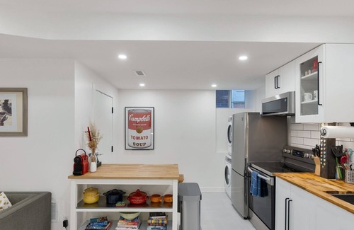 Parkdale Apartment | Cozy & modern suite in Toronto - steps from Transit and the Lake!