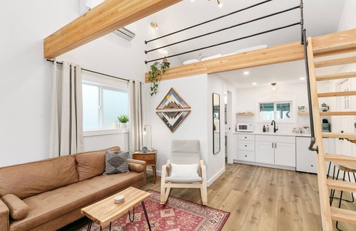 Vancouver House | Cozy & Modern Tiny Home with Beautiful Valley View close to PDX