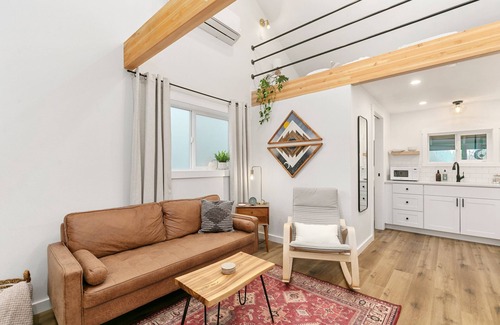 Vancouver House | Cozy & Modern Tiny Home with Beautiful Valley View close to PDX