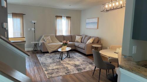 Waldorf House | Cozy, Modern Townhome by Mimi and Sandrine