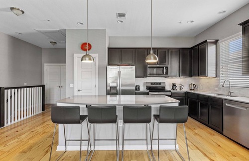 Mueller House | Cozy modern townhouse in walkable Austin 'Hood, near UT, downtownn
