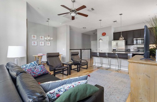 Mueller House | Cozy modern townhouse in walkable Austin 'Hood, near UT, downtownn