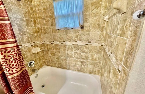 Carver Shores House | Cozy Modest Home near Universal Studios/VolcanoBay