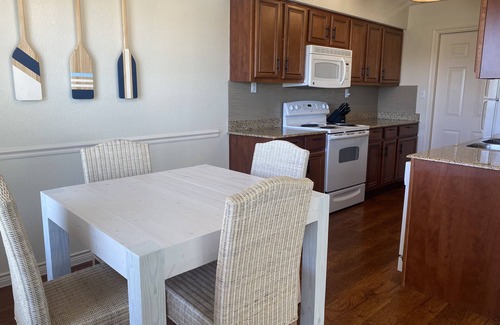 Afton House | Cozy Monkey Island Townhome - Pool - Gym - Walk To Marina/Lakeside Restaurant