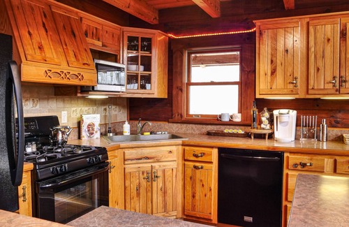 South Bloomingville Cabin | Cozy Mountain Top Log Cabin In Hocking Hills! Pet- Friendly!