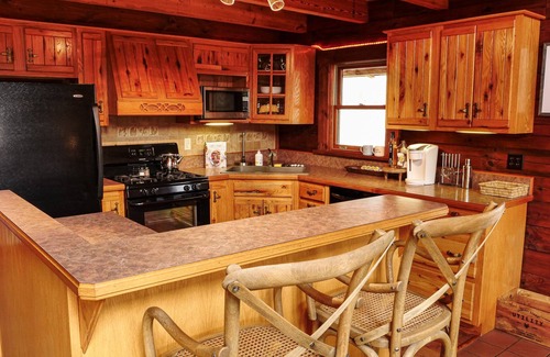 South Bloomingville Cabin | Cozy Mountain Top Log Cabin In Hocking Hills! Pet- Friendly!