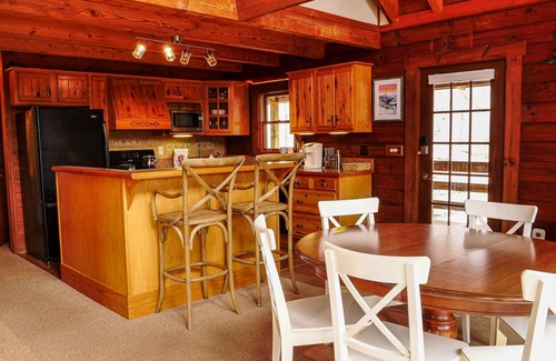 South Bloomingville Cabin | Cozy Mountain Top Log Cabin In Hocking Hills! Pet- Friendly!