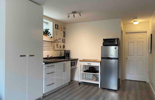 Central Lonsdale House | Cozy Mountain Getaway in North Vancouver (Private Suite)