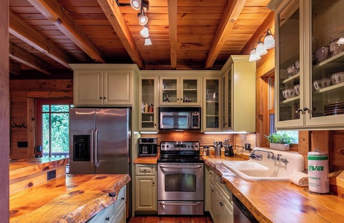 Vilas Cabin | Cozy Mountain Cottage - Relax in picturesque Northwest Watauga County!