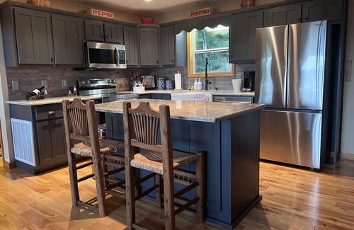 Blairsville Cabin | Cozy Mountain Getaway w/ Hot Tub and Fire Pit - The Great Escape