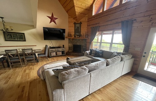 Blairsville Cabin | Cozy Mountain Getaway w/ Hot Tub and Fire Pit - The Great Escape