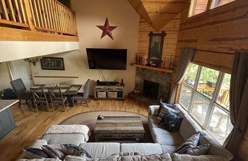 Blairsville Cabin | Cozy Mountain Getaway w/ Hot Tub and Fire Pit - The Great Escape