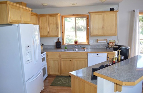 Boise Cabin | Cozy Mountain Getaway with Scenic Views, Abundant Wildlife and Hot Tub