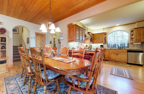 Shaver Lake Cottage | Cozy Mountain Home w/Large Deck & Game Room - Minutes to Shaver Lake Village